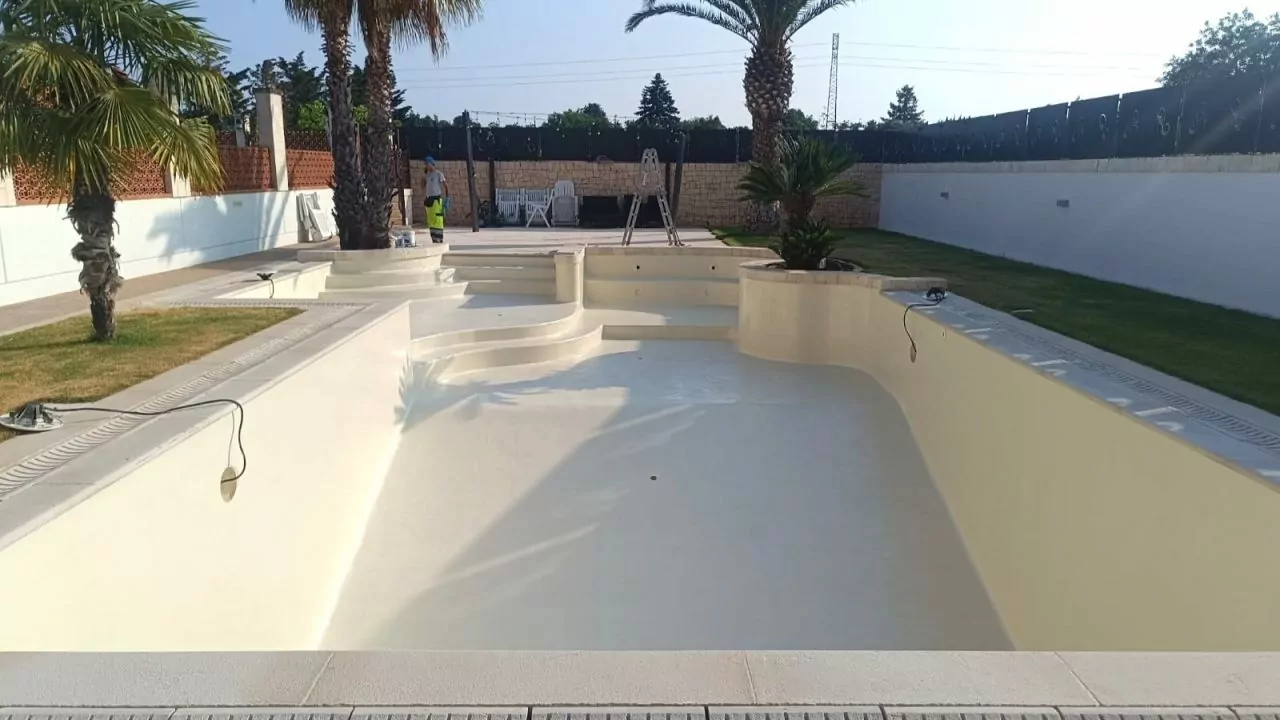 Verniciatura interna di una piscina (Putignano - BA)